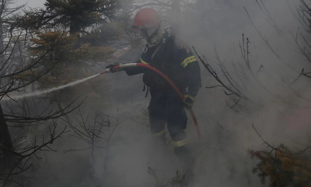 Φωτιές στην Αττική: Μάχη με τις αναζωπυρώσεις – Σε ύφεση το πύρινο μέτωπο